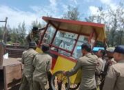 Satpol PP Tertibkan Lapak Liar di Pantai Air Manis Jelang Libur Lebaran