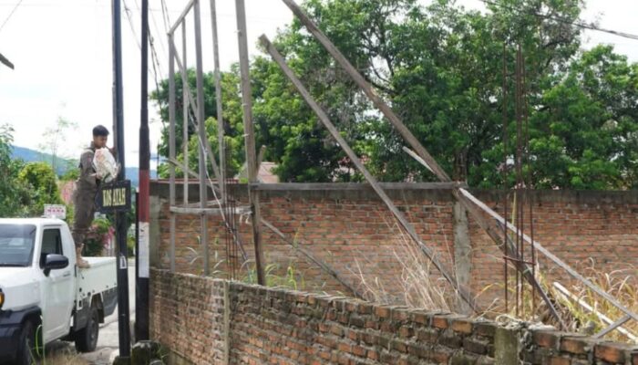 Trantibum Koto Tangah Lakukan Pencopotan Spanduk Gak Jelas