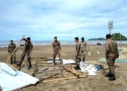 Biar Lebih Indah Satpol PP Padang Tertibkan PKL di Pantai Air Manis