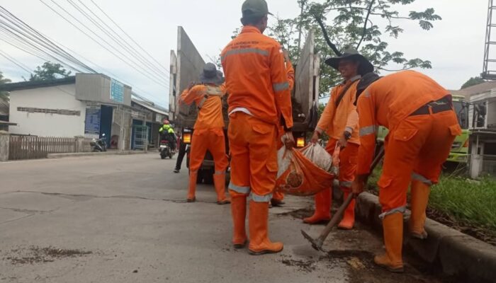 Peduli Kebersihan, DLH Padang Percantik Taman Jalan Raya Indarung