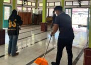 Rutan Padang Bersihkan Lingkungan Masjid di Hari Bakti Pemasyarakatan ke-62