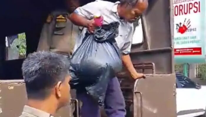 Satpol PP Padang Angkut Pria Diduga ODGJ Tanpa Busana dari Jalanan