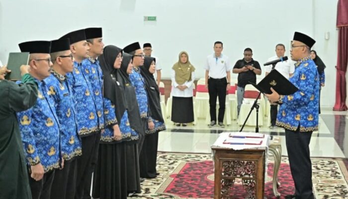 Sekda Sumbar Lantik 8 Pejabat Administrator, Perkuat Kinerja OPD dan Layanan