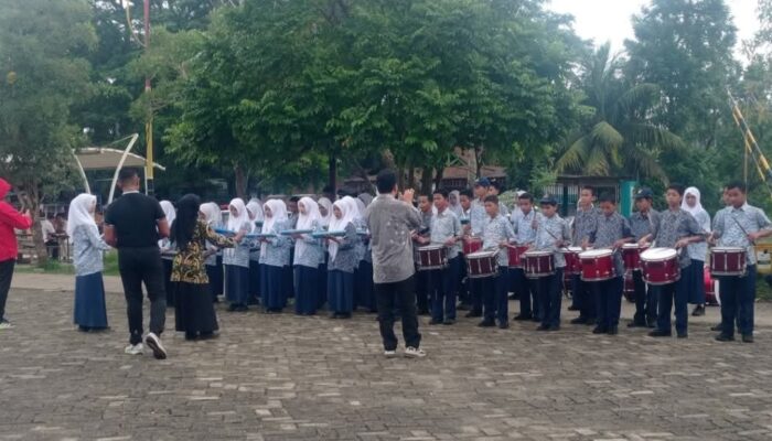 Sambut Hardiknas 2026, Tim Drumband Gabungan SMPN 10 dan SMPN 18 Latihan Persiapan