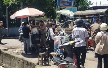 Satpol PP Padang Tertibkan Barang Sejumlah PKL di Padang Barat