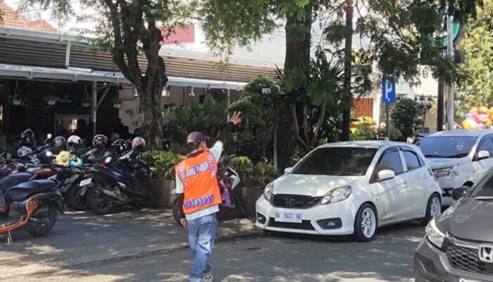 Parkir Liar Saat Libur Panjang, Wisatawan Diminta Jangan Bayar Jukir Ilegal