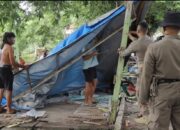 Satpol PP Padang Kembali Sapu PKL Bandel, Lapak dan Bangunan Liar Dibongkar
