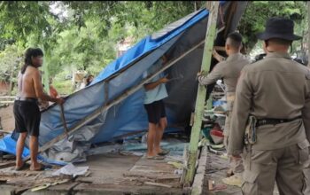 Satpol PP Padang Kembali Sapu PKL Bandel, Lapak dan Bangunan Liar Dibongkar