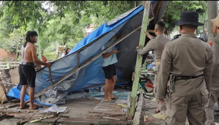 Satpol PP Padang Kembali Sapu PKL Bandel, Lapak dan Bangunan Liar Dibongkar