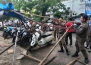 Ditingal, Satpol PP Padang Bongkar Lapak PKL di Jalan Gereja 