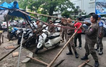 Ditingal, Satpol PP Padang Bongkar Lapak PKL di Jalan Gereja 