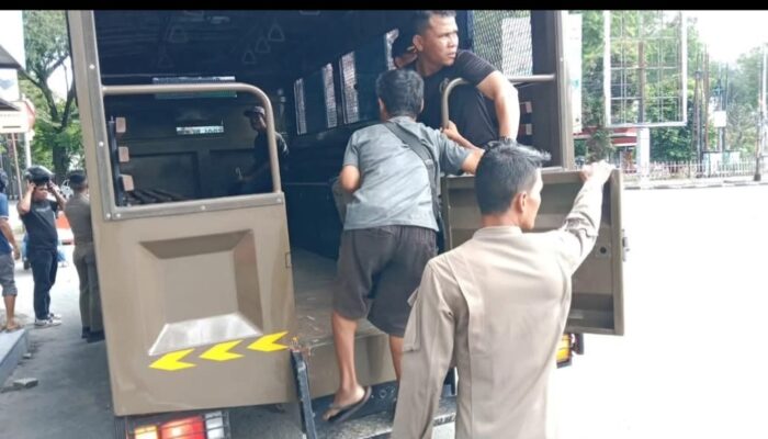 Satpol PP Padang Angkut Anjal dan Pak Ogah di Sejumlah Lampu Merah