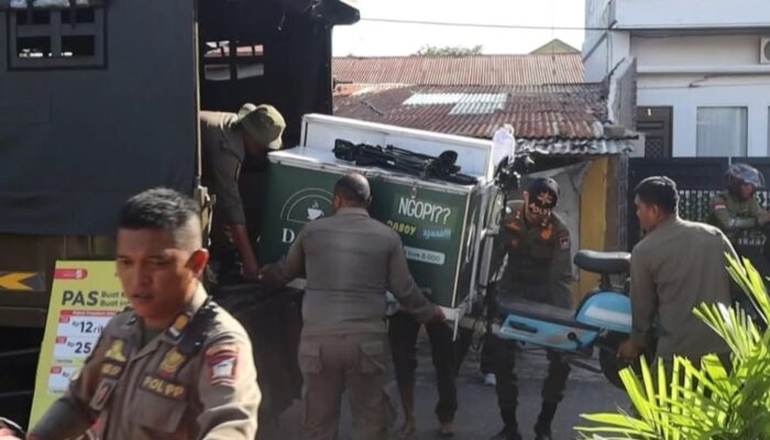 Pol PP Padang Tertibkan PKL Nakal, Sejumlah Lapak Pedagang Diangkut