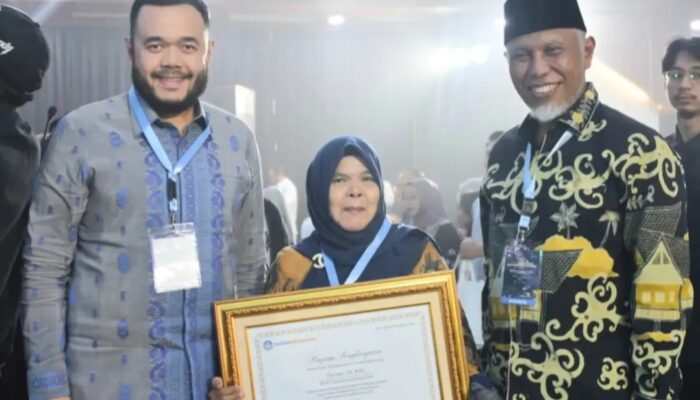 Pemko Padang Raih Penghargaan ll Nasional Validitas Data Pendidikan Terbaik