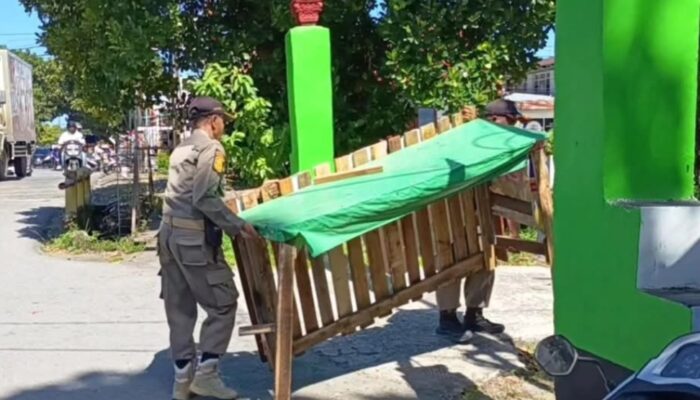 Satpol PP Padang Bereskan Lapak Tertinggal di Fasum dan Fasos