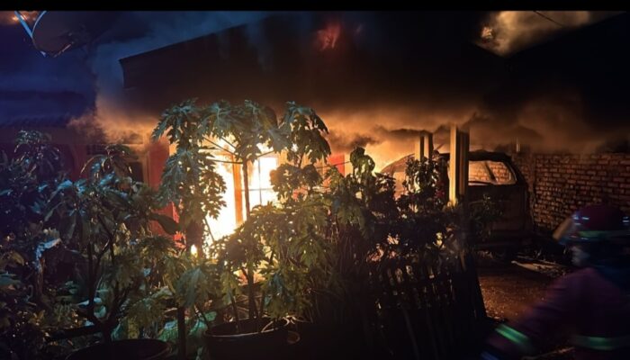 Dua Rumah di Perumahan Puskud Padang Hangus Terbakar