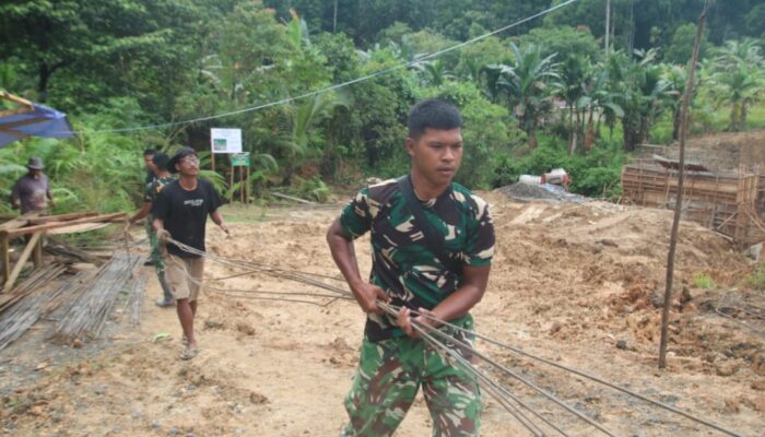 Karya Bakti TNI Percepat Pembangunan Jembatan Penghubung Bukit Pamewa- Betumonga