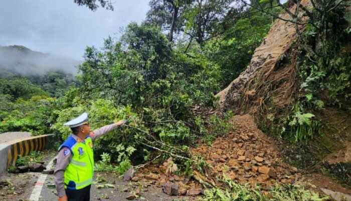 Longsor Lembah Anai Belum Dibersihkan, Jalur Padang–Bukittinggi Masih Ditutup