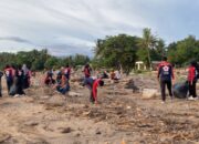 HUT Ke-33 KSR PMI UNP, Mahasiswa Aksi Peduli Lingkungan di Pantai Parkit