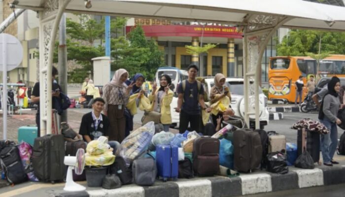 UNP Awali Aktivitas Senam Bersama dan Berangkatkan Mahasiswa KKN