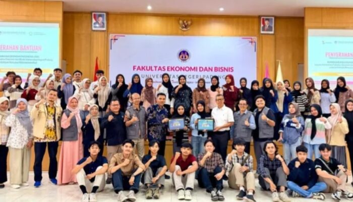 FEB UNP & ISEI Padang Bantu Mahasiswa Korban Bencana