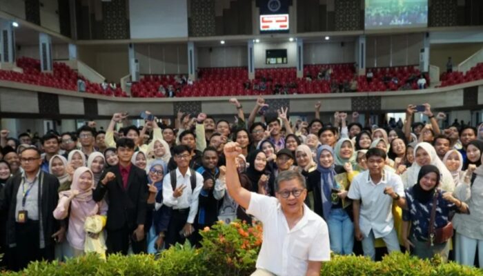 Rocky Gerung Tampil dalam Diskusi Publik di UNP Soal Pendidikan Non Formal
