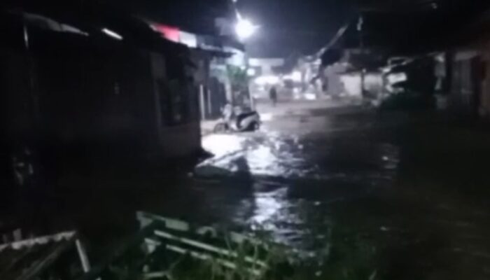 Warga Terjebak, Banjir Agam: Sungai Batang Tumayo Agam Meluap