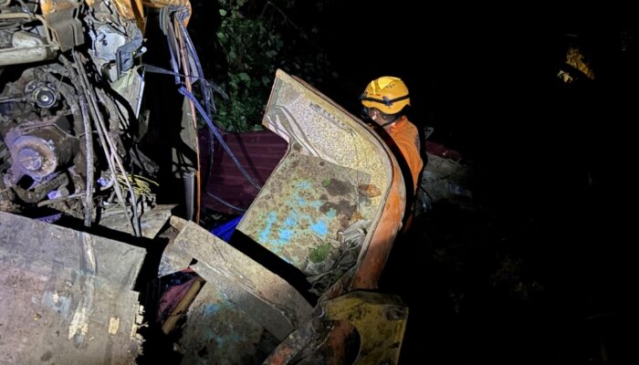Truk Masuk Jurang di Sitinjau Lauik Padang, Sopir Selamat