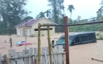 Hujan Lebat Picu Banjir di Padang, Sejumlah Permukiman Terendam dan Warga Menunggu Evakuasi