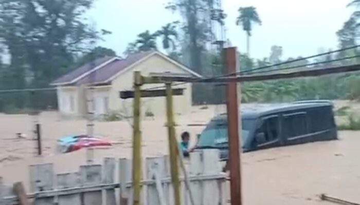 Hujan Lebat Picu Banjir di Padang, Sejumlah Permukiman Terendam dan Warga Menunggu Evakuasi