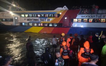 Kapal Mentawai Fast Kandas di Muara Padang, Ratusan Warga Asing Dievakuasi