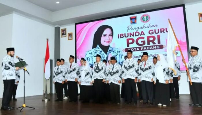 Fadly Amran Kukuhkan Pengurus PGRI Kota Padang 2025-2030