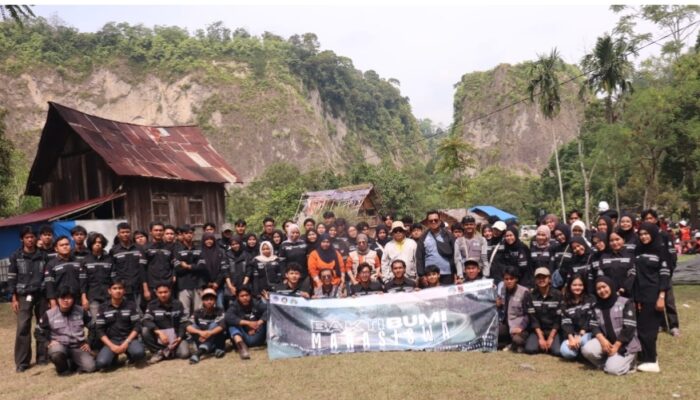 FT UNP Tanam 180 Bibit Pohon di Aliran Batang Sianok