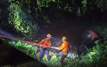 Jalan Licin dan Berkabut Mobil Masuk Jurang di Sitinjau Lauik Padang