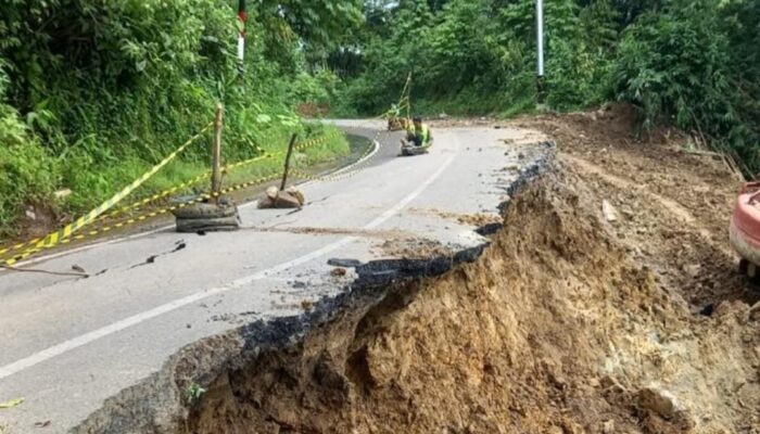 Jalan Palembayan- Matur Putus Total Jalur Sungai Taleh Terban