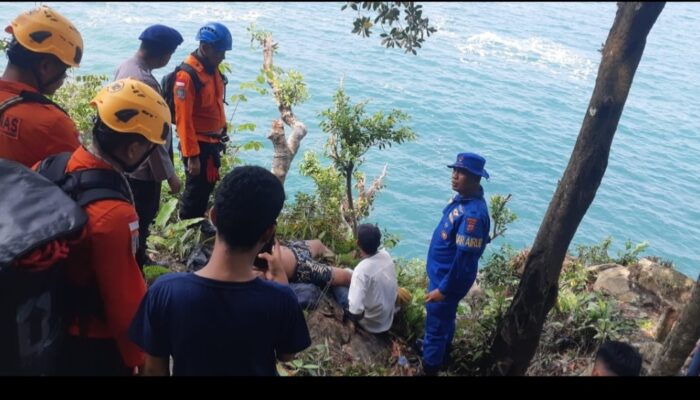 Dua Pemancing Terjatuh ke Laut Dihantam Ombak Besar di Bukit Lampu Padang