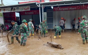 Galodo di Kabupaten Solok, TNI Turun Bersihkan Matrial dan Lumpur