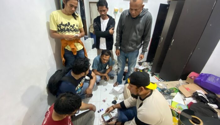 Terduga Pelaku Peredaran Narkoba Digrebek Tengah Malam, Ada Barang Bukti