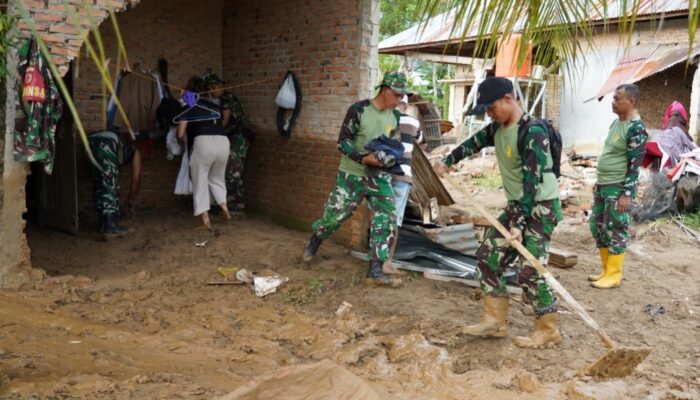 Pasca Banjir Melanda Padang, Prajurit TNI Turun Pemulihan Pemukiman